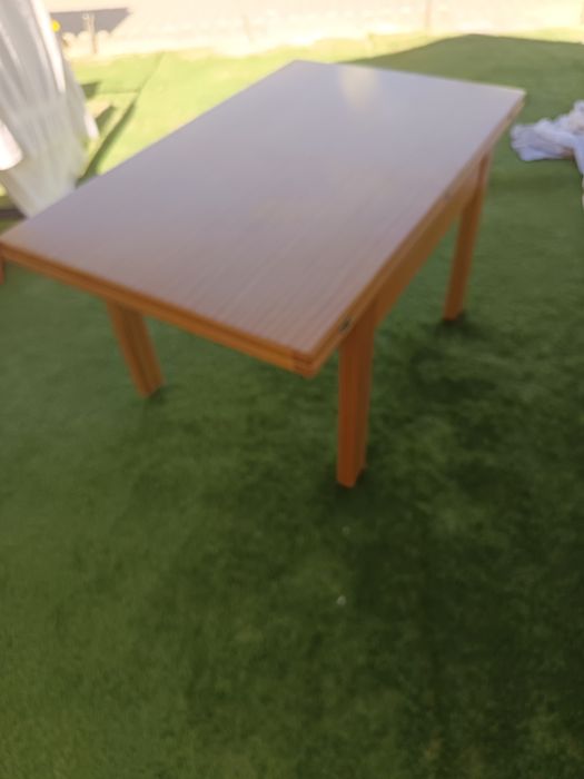 Mesa madeira e 4 bancos