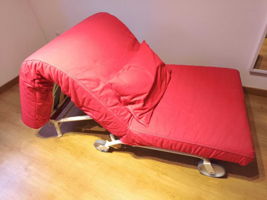 Sofá cama vermelho dobrável