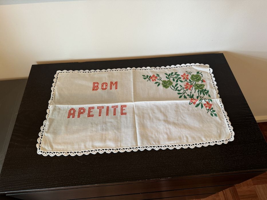 Naperon bordado a ponto de cruz com bordado