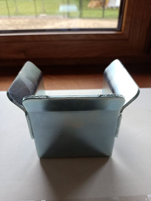 Uchwyt najazdowy do bramy przesuwnej