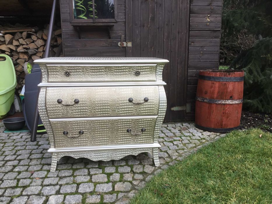 Sprzedam złotą komodę.