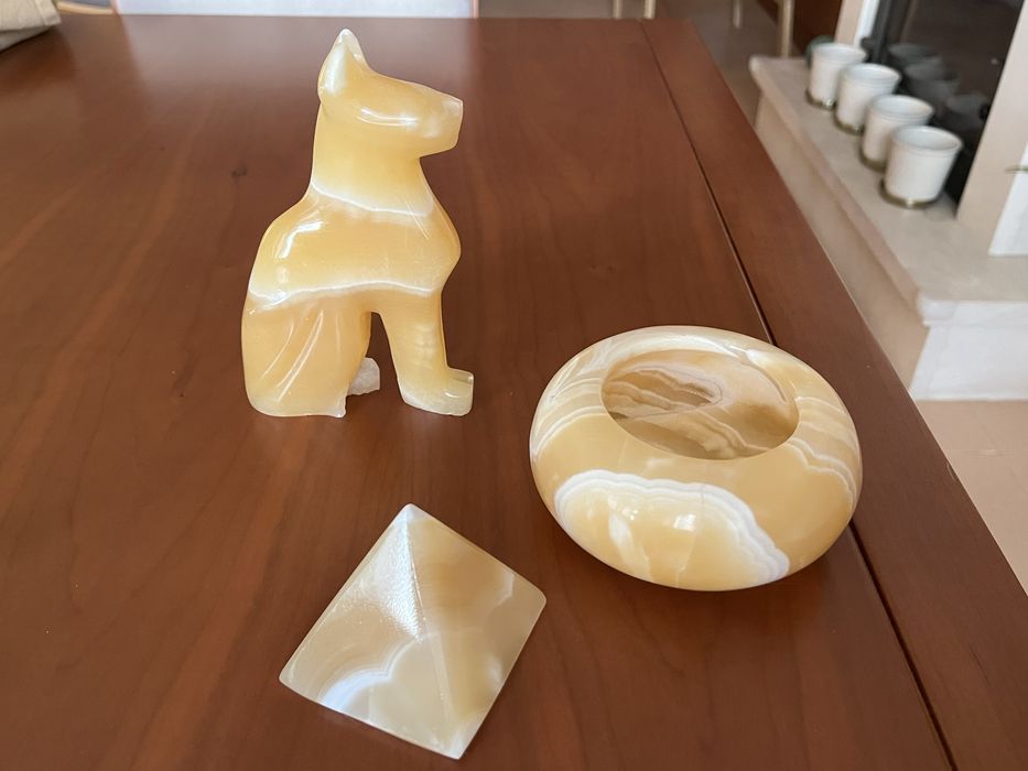 Conjunto de peças em alabastro egípcio