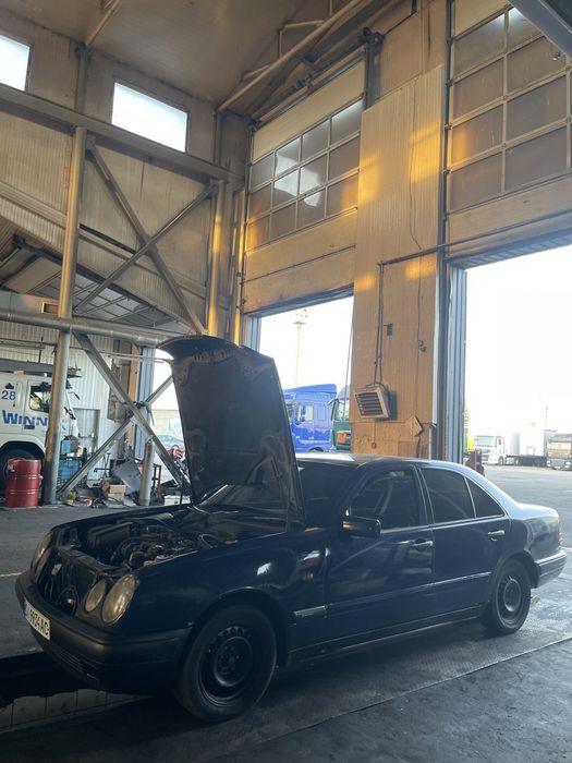 мерседес 210 є240. 1999 року газ бенз