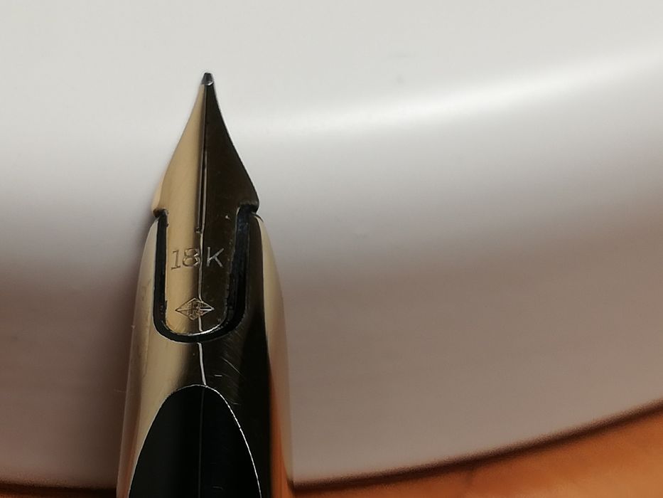 Caneta Waterman Slim, tinta permanente , aparo em ouro.