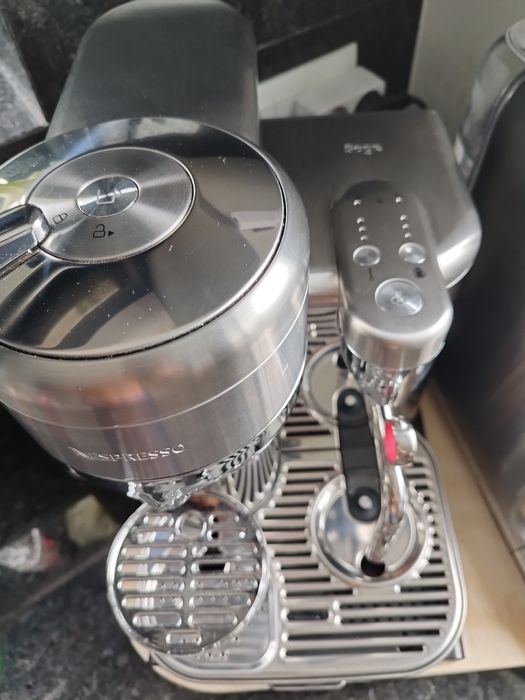 Máquina de café NESPRESSO