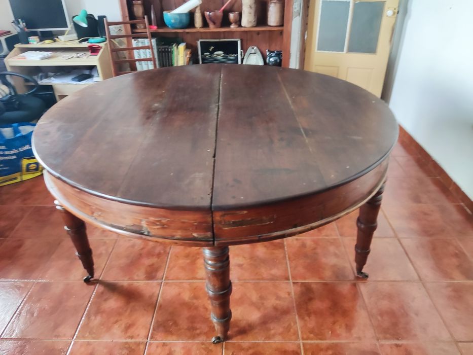 Mesa em castanho