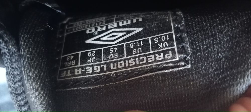 Tênis Umbro.  45