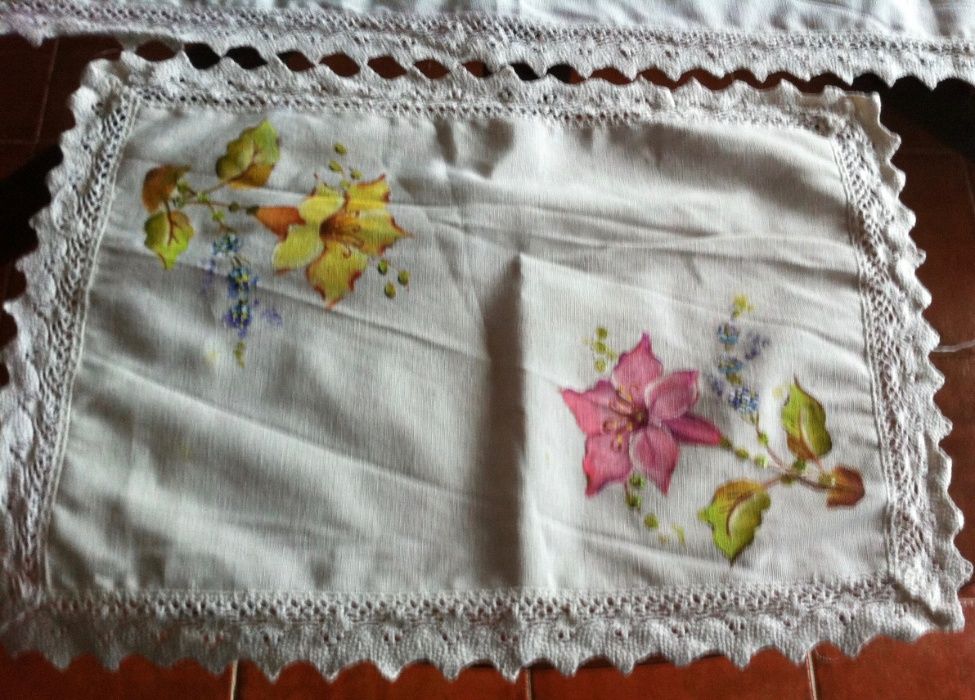antigo conjunto de naperons pintados a mao