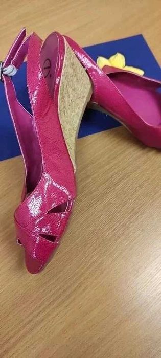 Lakierowane sandały damskie na koturnie z korka - FUKSJA