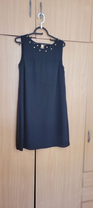 Czarna, elegancka sukienka r. M, ze złotymi dżetami
