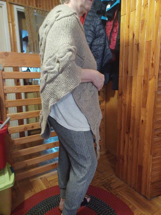 Piękne ponczo robione na drutach.