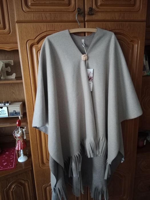 Ponczo z broszką