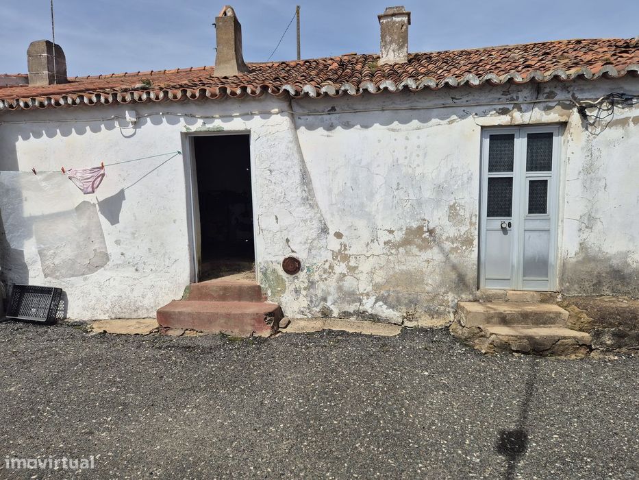 2 moradias terreas com terreno separado na Corte Zorrinho-Almodovar