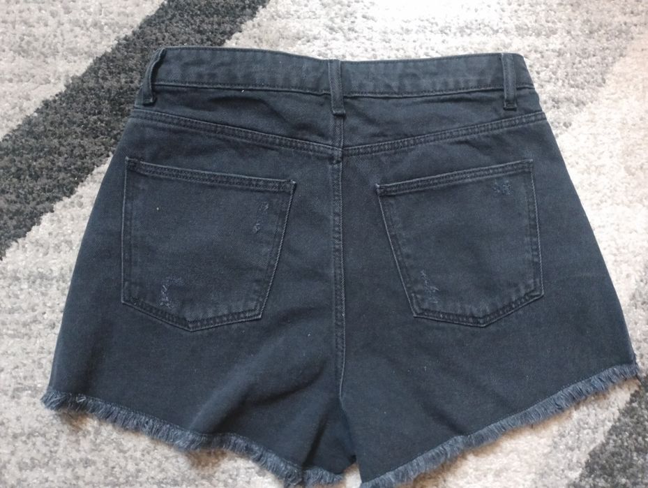 Postrzępione czarne jeansowe szorty