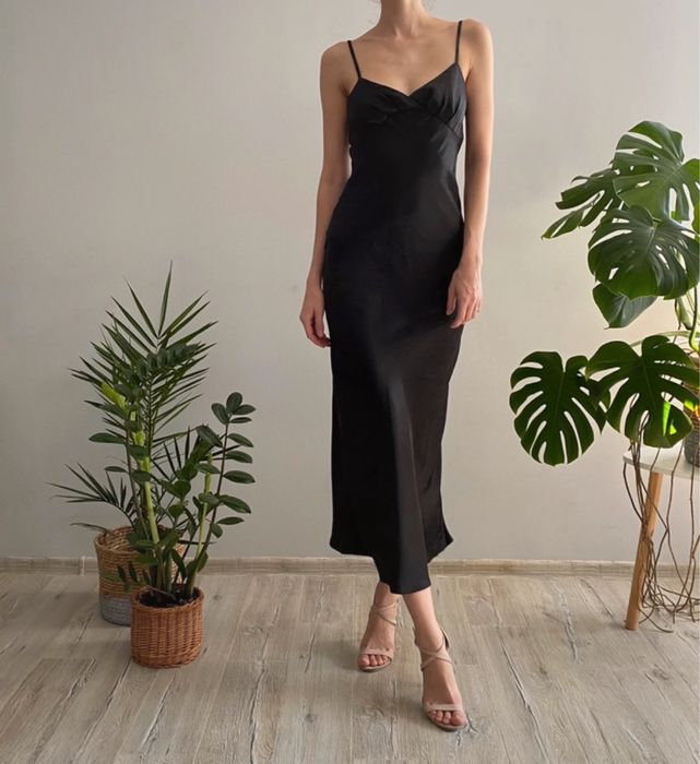 Elegancka satynowa sukienka koktajlowa midi
