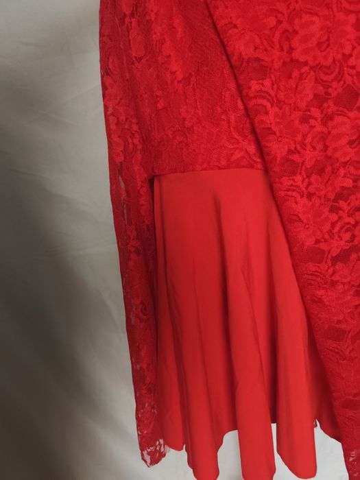 Czerwona koronkowa sukienka rozkloszowana plus size