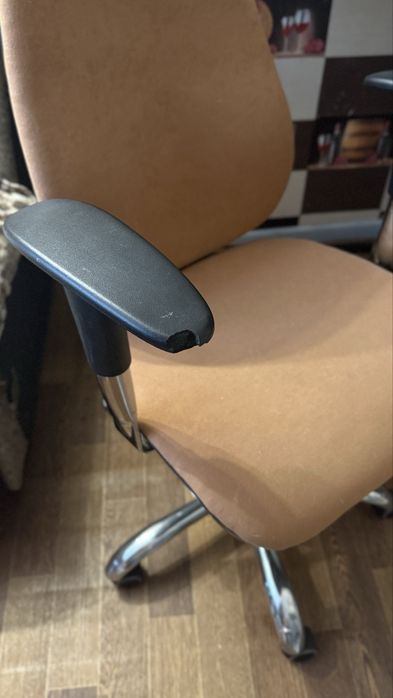 Продам офісне крісло