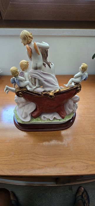 Estatueta em porcelana