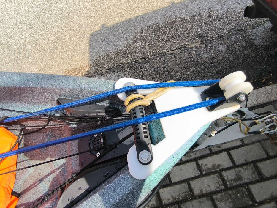 Kayak a motor a gasolina marca Nucanoe para pesca