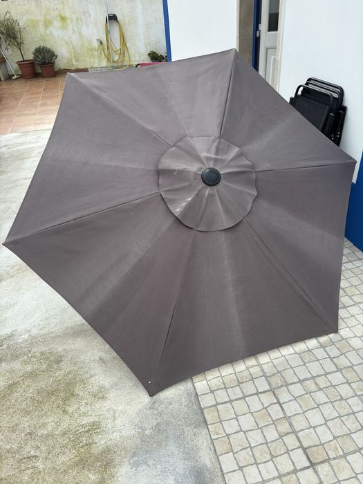 4 cadeiras de jardim e guarda-sol