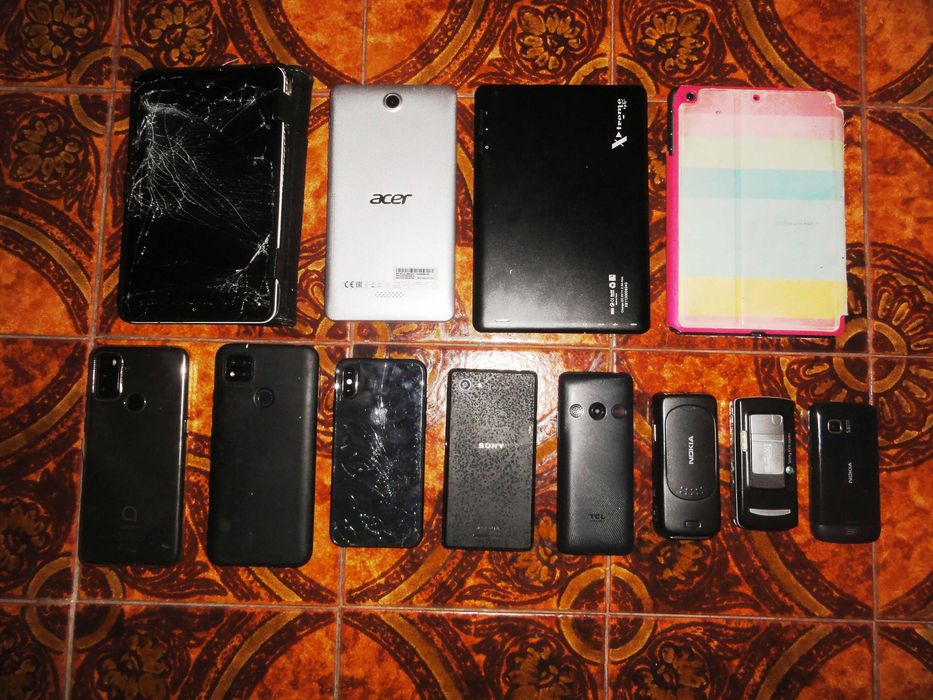 Lote de 12 Telemóveis e Tablets (Multimarcas)