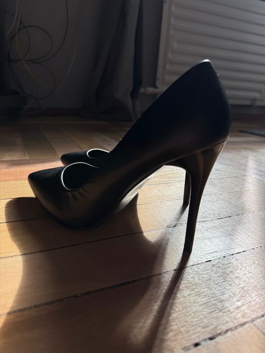 Взуття на підборах