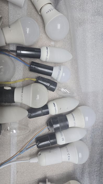 Świetlne zaplecze do remontu: 8× E27 LED + 7× E14 + oprawki — cały zes