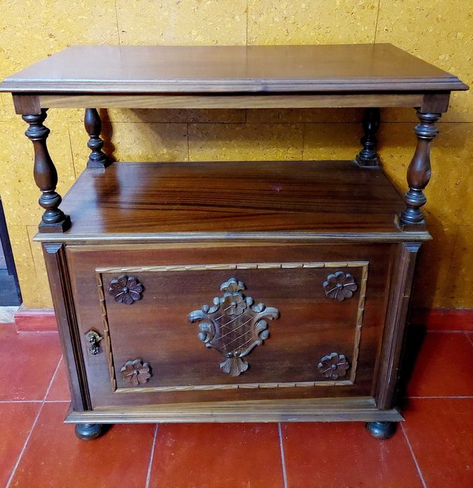 Recheio de casa, Iuminação, Mobiliario em madeira talhada, estantes