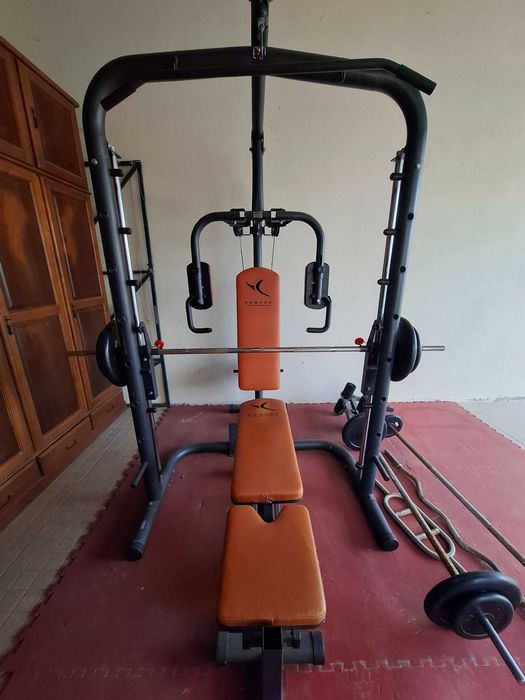 Máquina Multifunções Domyos BM900 ("smith machine" / calhas guiadas)