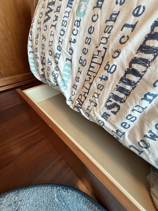 Cama solteiro com arrumacao ou outra cama por baixo mais secretária