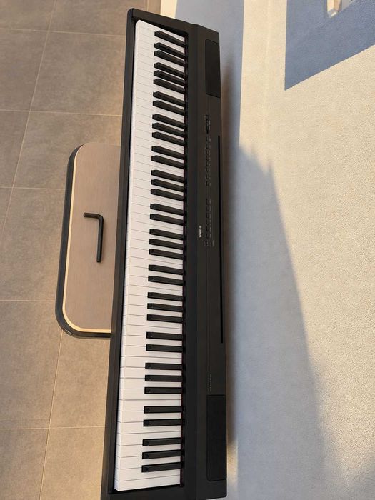 Yamaha P-125 Piano Digital 88 Teclas — Excelente estado + livro e pedais
