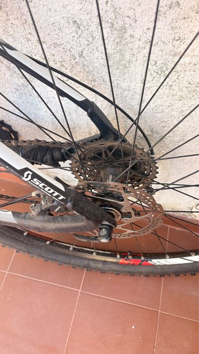 Bicicleta Scott BTT – Suspensão RockShox e travões de disco hidráulicos