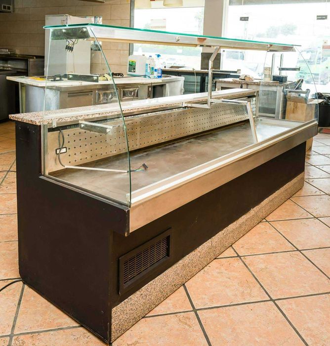 Balcão-vitrina refrigerada com vidro curvo