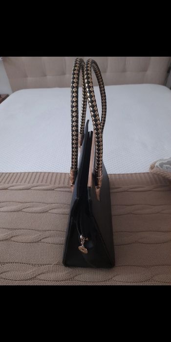 Bolsa em pele com dourados