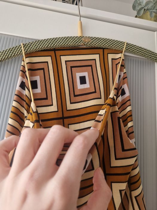 złoty crop top na ramiączkach, mocne wycięcia pod pachami, śliski leją