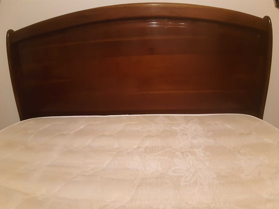 Cama de casal em cerejeira