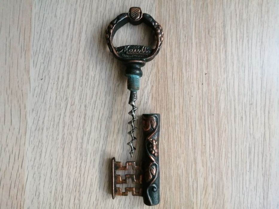 Saca rolhas em bronze forma de chave muito antigo