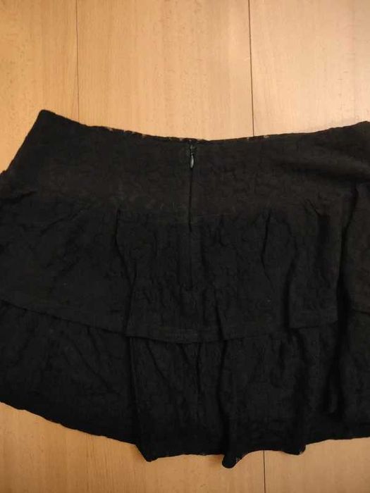 Skort (calção-saia), o que oferece o visual feminino de uma minissaia com uns calções por baixo