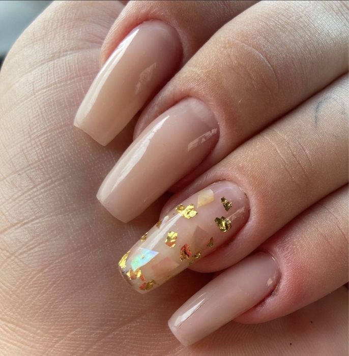 Unhas de gel e pedicure