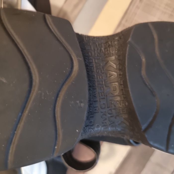 Ventura X-Strap Sling от бренда Karl Lagerfeld.
