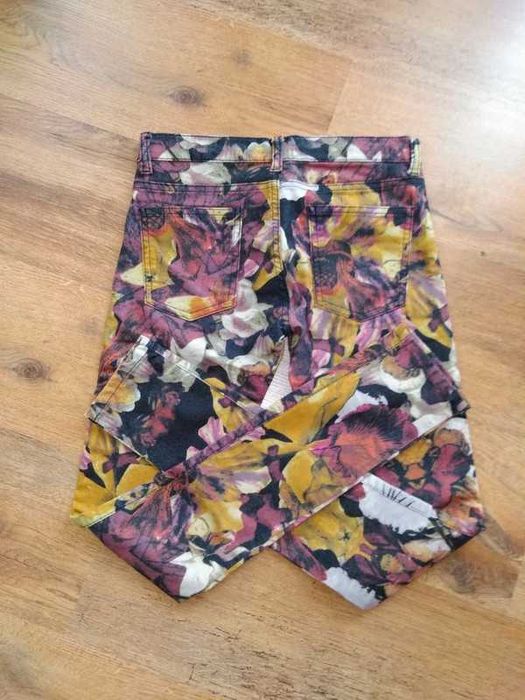 Spodnie w kwiaty kolorowe wzorzyste rozmiar S bershka