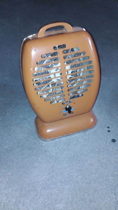 Aquecedor antiquíssimo a funcionar .