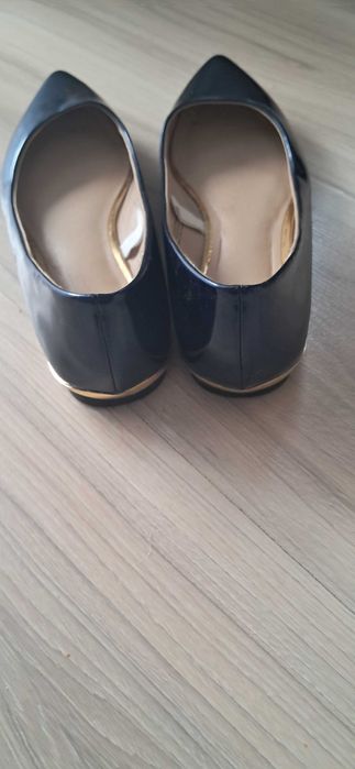 sprzedam damskie buty typu baleriny nr  7,5 kolor szafirowy