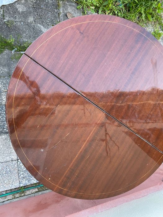 Mesa em mogno de sala de jantar redonda extensível com pés em latão