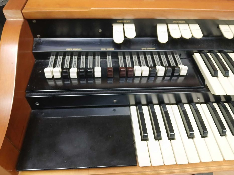 Orgão Hammond L-143 a Válvulas com Tone Wheels e Drawbars