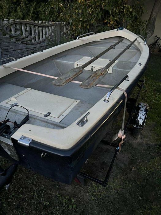 Łódka z silnikiem i przyczepką