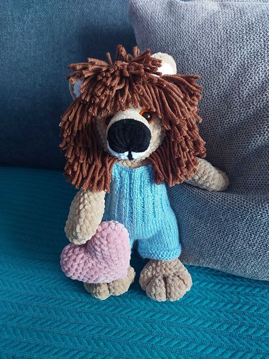 В'язаний Лев у комбінезоні (амігурумі)