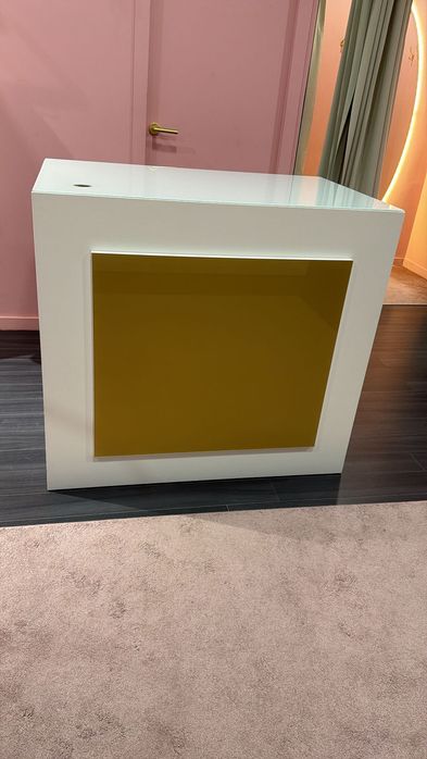 Balcão loja em branco e dourado