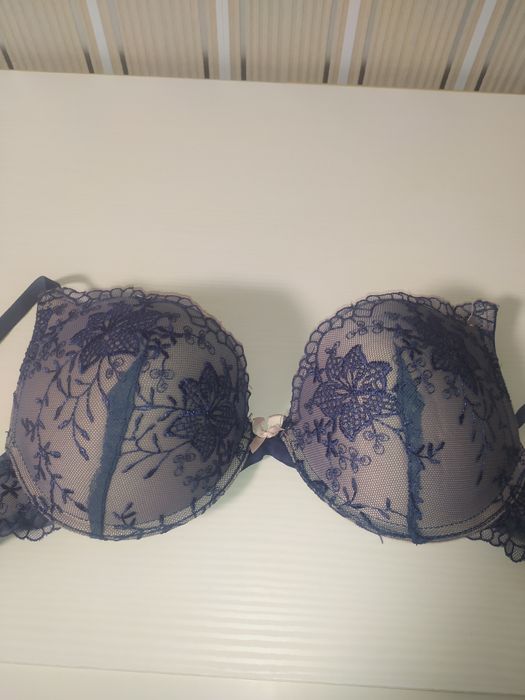 Женское белье, бюстгальтер