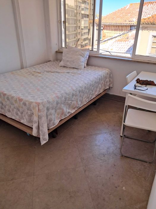 Quartos para CASAL. Centro Lisboa. Entrada IMEDIATA.